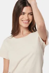 Remera color beige de corte recto, cuello redondo y mangas cortas.