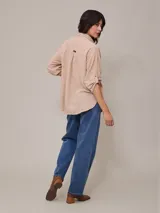 Pantalón de jean azul de corte recto, con tiro alto y bolsillos delanteros y traseros. Confeccionado en denim con elastano.