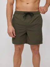 Short de baño negro con logo de la marca Rusty estampado en blanco en la pierna derecha.