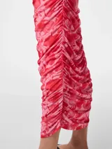 Vestido midi sin mangas, color rosa con estampado floral en tonos rojos. Presenta cuello bote y un ajuste ceñido con frunces laterales que crean un efecto drapeado en la falda.