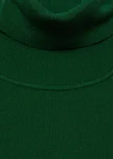Sweater verde esmeralda de tejido de punto fino con cuello alto.