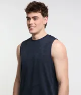 Musculosa deportiva amarilla de poliéster con tecnología dry, cuello redondo y estampado jacquard.