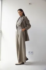 Tapado corto entallado color marrón claro con textura de espiga, cuello solapa y manga larga. Cierre frontal con botones.