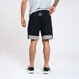 Bermuda deportiva celeste con cintura elastizada, cordón de ajuste interno, bolsillos laterales con cierre y logo Umbro estampado en la pierna izquierda.