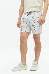 Short de baño estampado con cintura elástica y cordón ajustable. Cuenta con dos bolsillos laterales y uno trasero. Confeccionado en tela ligera de secado rápido y logo bordado.