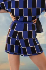 Short de punto de algodón con estampado geométrico en azul, negro y blanco. Tiene corte tiro alto y pretina elastizada.