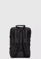 Mochila de viaje negra con múltiples compartimentos y correas ajustables. Incluye compartimento acolchado para laptop, espalda y mangos acolchados, hebillas en el pecho, panel trasero transpirable, compartimentos de micromalla para ropa, compartimento a prueba de derrames, bolsillos exteriores de acceso rápido, organizadores internos y asa de enganche a la maleta.