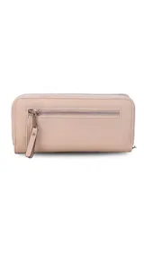 Billetera larga color beige con textura de cuero sintético, cierre alrededor y un bolsillo trasero con cierre. Incluye una correa de muñeca. El logo "LINCOLN'S" está grabado en la parte frontal.