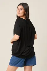 Blusa negra de mangas cortas con escote redondo y lazo ajustable en el cuello.