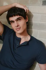 Remera azul marino de manga corta con cuello henley de tres botones.
