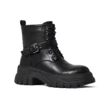 Bota negra de cuero sintético con plataforma track y hebilla lateral.