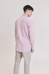 Camisa de manga larga a rayas verticales rosas y blancas, con cuello clásico y bolsillo en el pecho.