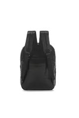 Mochila negra con diseño acolchado, doble asa de mano y correas de hombro regulables. Tiene un bolsillo frontal con cierre y detalles de tiras de colores.
