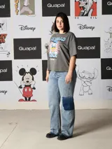 Remera de manga corta color gris oscuro, corte oversize, con estampado frontal de Pato Donald con el texto "Donald Duck Number One".