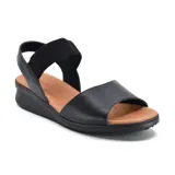 Sandalia casual de cuero color negro con suela color caramelo. Cuenta con una tira ancha de cuero con perforaciones en la parte delantera y una tira elástica en el tobillo para mayor ajuste.