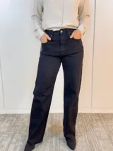 Jeans de corte wide leg color negro, con tiro alto y tejido elastizado.