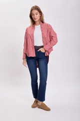 Camisa de manga larga con cuello clásico y cierre con botones, con estampado de rayas verticales rojas y amarillas.