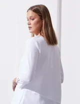 Blusa verde manzana en tejido acanalado, marca Ruby Rd, con mangas 3/4 con abertura y botones, y ruedo asimétrico.
