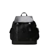 Mochila Tiffosi Pro color negro, con solapa superior de cuero sintético, cierre de cordón ajustable, dos bolsillos laterales con solapa y cierre de hebilla, y base reforzada.