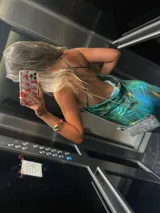 Vestido midi de seda con estampado abstracto en tonos verde, azul y amarillo. Tiene escote drapeado, breteles finos y espalda regulable.
