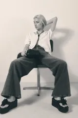 Pantalón jean oxford de tiro alto, color gris oscuro con lavado stone y bigotes. Pierna ancha desde la cadera.