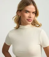 Blusa corta de rib color rosado, con cuello alto y mangas cortas.