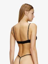 Taparrabos de bikini negro, estilo tanga, con tiras finas ajustables a los costados.