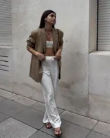 Collar con dije circular irregular de alpaca y plata 925, con hilo de algodón natural.