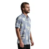 Camisa celeste con estampado de motivos playeros en blanco, de manga corta y corte recto.