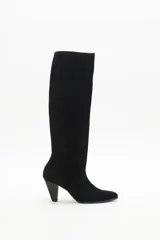 Bota de caña alta de gamuza color negro, con taco cónico.