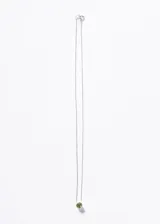 Collar con cadena de plata 925 de eslabones tipo caja, con un dije central de piedra natural peridoto facetada, engastada en bisel. El peridoto es de color verde oliva.