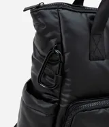 Mochila deportiva grande color negro, confeccionada en material sintético. Posee correa de mano y asas para la espalda, bolsillos funcionales y cierre por cremallera.