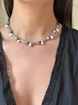 Gargantilla con cuentas de piedra dálmata, cuentas de vidrio transparente y cuentas de resina blanca en forma de lágrima.