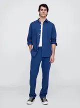 Pantalón de lino para hombre en color azul, de corte recto y diseño clásico. Presenta una textura ligera y fresca, con bolsillos laterales y un calce cómodo ideal para climas cálidos.