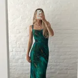Vestido largo ajustado al cuerpo, confeccionado en microtul estampado con diseño abstracto en tonos verde, azul y marrón. Tiene breteles finos y forro interior opaco.