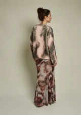 Sweater de lana tejido a mano con diseño tie-dye en tonos rosa y gris, de calce holgado con cuello a la base y puños ajustados.