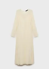 Vestido largo color crema, de corte recto y diseño semitransparente. Incluye forro interior y mangas largas.