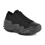 Championes negros de tela con cordones y suela gruesa con diseño irregular.