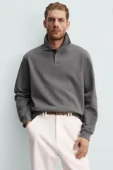 Polo manga larga negro de algodón con elasticidad y estructura. Cuello solapa con cierre frontal de botonadura y acabados con rib.