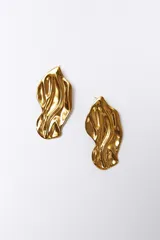 Aros colgantes de acero inoxidable color dorado con forma orgánica irregular.