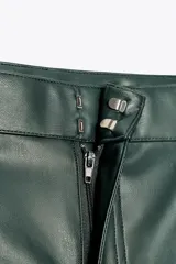 Shorts de tiro alto color borgoña, con bolsillos delanteros y cierre frontal con cremallera y ganchos metálicos.