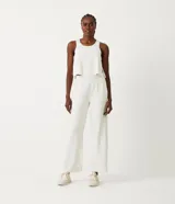 Pantalón pantalona deportiva color gris claro jaspeado, confeccionado en viscosa, poliéster, lino y elastano. Tiene cintura elástica, bolsillos laterales y corte ancho.