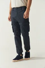 Pantalón cargo color marrón claro, con corte regular, puños elásticos y bolsillos laterales con solapa.