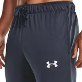 Conjunto deportivo Under Armour de hombre, compuesto por campera con cierre y pantalón largo. La campera es de color gris en la parte superior y azul marino en la parte inferior, con logo de la marca en el pecho. El pantalón es azul marino con logo de la marca en la pierna.