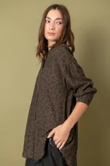 Camisa de manga larga con estampado animal print en tonos marrones y negros.