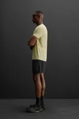 Shorts de entrenamiento negros confeccionados en tejido técnico ligero y elástico, con cintura elástica ajustable con cordón interior, bolsillos frontales y bolsillo trasero con cierre de cremallera. Bajo con acabado termofijado y aberturas laterales.