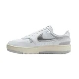 Zapatillas urbanas Nike Gamma Force, color blanco con detalles plateados.