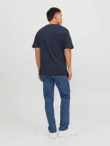 Camiseta azul marino de manga corta y cuello redondo, corte slim fit.