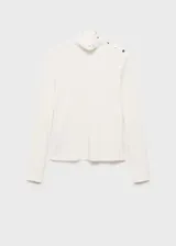 Camiseta de punto de canalé color crudo, de corte slim fit, cuello perkins y manga larga. Presenta cierre de botones metálicos en el hombro.