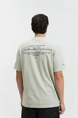 Remera de manga corta color verde claro con estampado de texto en el pecho, de corte oversize y cuello redondo.